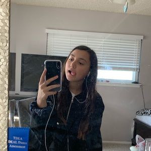 Meet your Posher, Mia